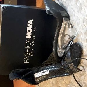 Fashion nova “teach me wedge” size 7